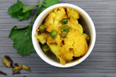 Bir tava ile karnabahar bhaj