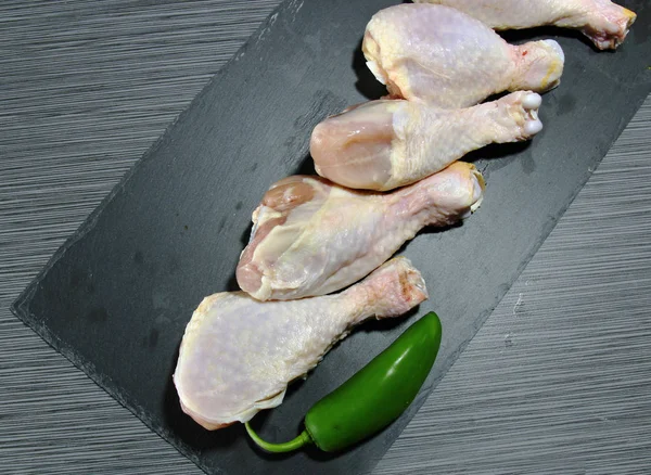 Palitos de pollo crudos —  Fotos de Stock