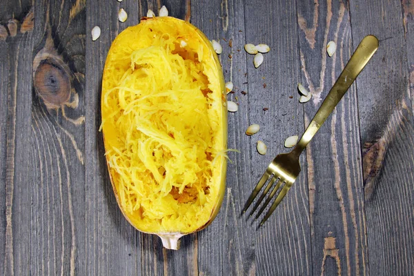 Spagetti squash havai görünümü ahşap arka plan üzerinde 