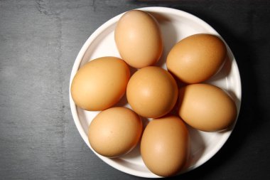 Beyaz bir tabak kahverengi yumurta