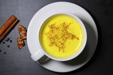 Altın süt veya zerdeçal Latte