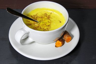 Altın süt veya zerdeçal Latte