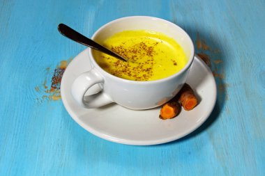Altın süt veya zerdeçal Latte
