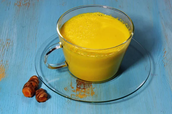 Zerdeçal latte veya altın süt