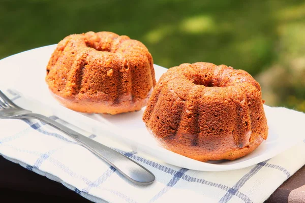 Küçük muz ekmek Bundt kek kopya bir ahşap zemin üzerine 