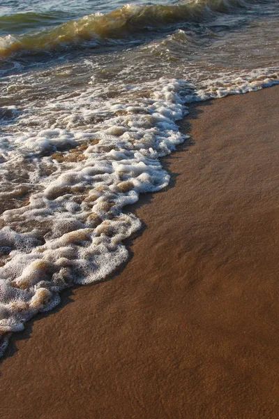Tło z piaszczystej plaży z oddala fala — Zdjęcie stockowe