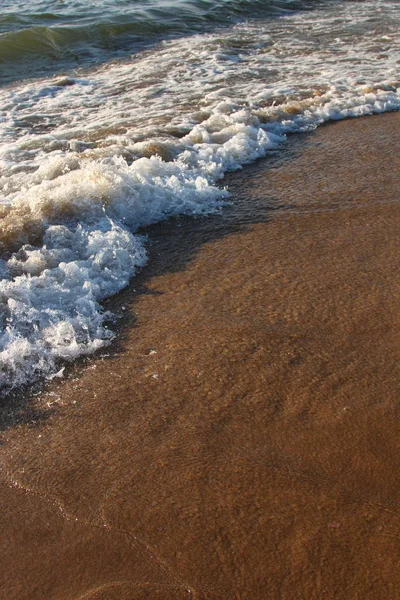 Tło z piaszczystej plaży z oddala fala — Zdjęcie stockowe