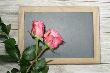 Gri mazisi üzerinde pembe güller