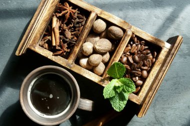 Baharat ile siyah kahve