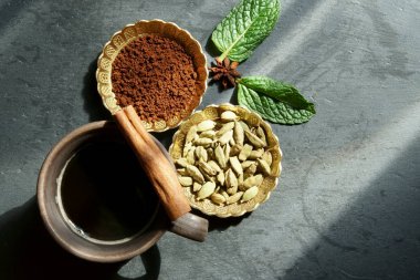 Baharat ile siyah kahve