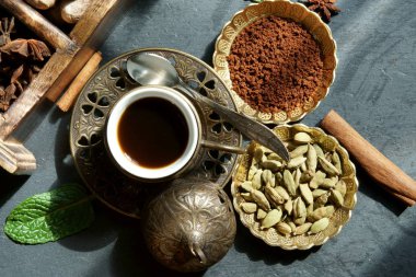 Baharat ile siyah kahve