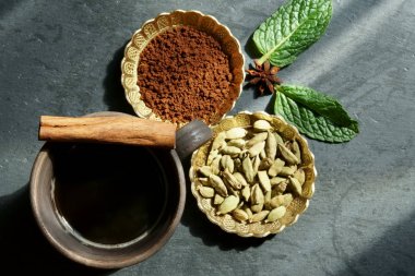 Baharat ile siyah kahve