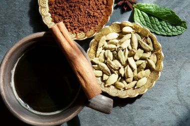 Baharat ile siyah kahve