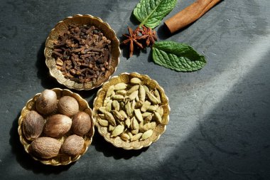 Küçük kase Aromatik baharatlar.