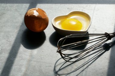 Kırık bir kabuk ile kahverengi yumurta