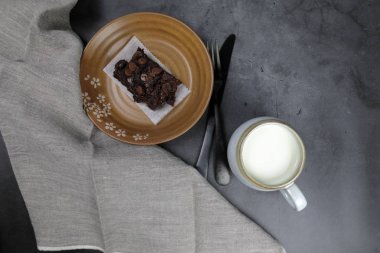 Ev yapımı Chewvy Brownie ve bir bardak süt..