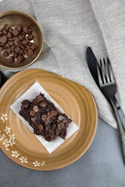 Домашний шоколадный пирожок с чашкой молока . — стоковое фото