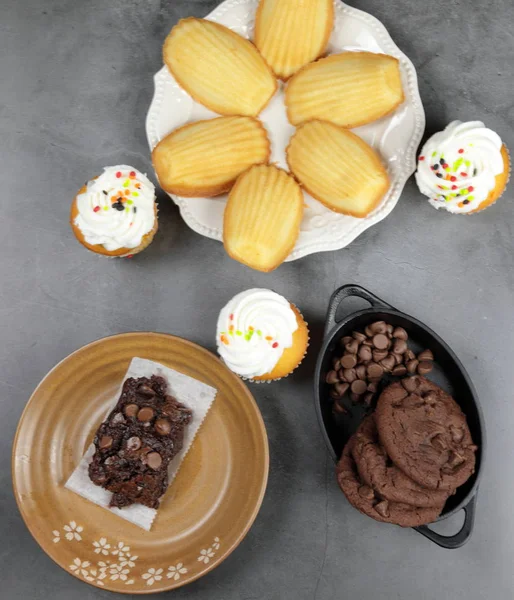 Visão aérea de doces que consistem em Madeleine, Chocolate chip — Fotografia de Stock