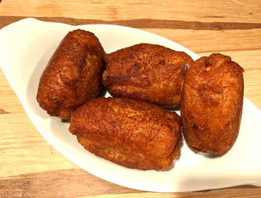 Annemin baharatlı karışımıyla doldurulmuş bir tabak Hint ekmeği.