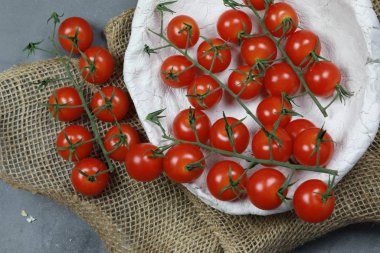 Taze vişneli domatesler bir kasede asma üzerinde