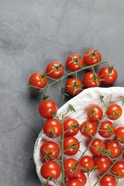 Taze vişneli domatesler bir kasede asma üzerinde