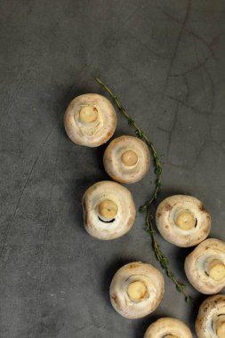 Tahta bir kasede düğme mantarları