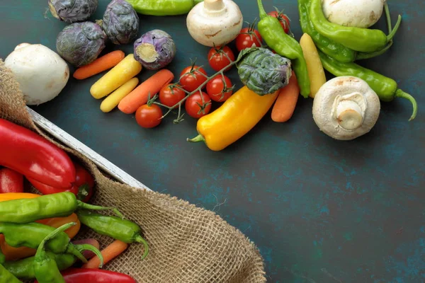 Un surtido de verduras frescas, de coles de Bruselas, setas — Foto de Stock