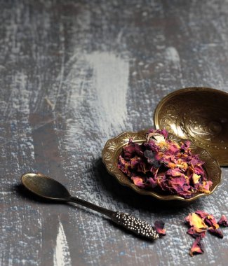 Gül çayı yapmak için kurutulmuş gül yaprakları