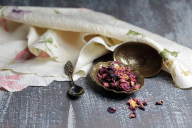 Gül çayı yapmak için kurutulmuş gül yaprakları