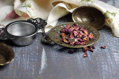 Kurumuş gül yaprakları. Metal bir kapta gül çayı yapmak için. 