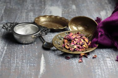 Gül çayı yapmak için kurutulmuş gül yaprakları