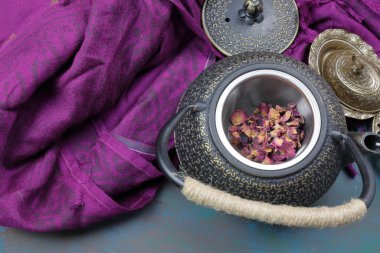 Bir çaydanlık, bir fincan gül çayı ve biraz gül suyu.