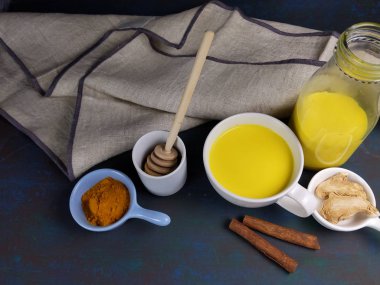 Turmerik latte ya da Hint Haldi Doodh süper yiyecekli zerdeçal.