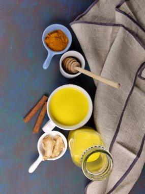 Turmerik latte ya da Hint Haldi Doodh süper yiyecekli zerdeçal.