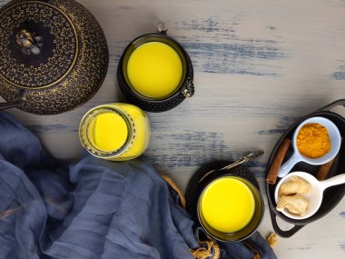 Turmerik latte ya da Hint Haldi Doodh süper yiyecekli zerdeçal.