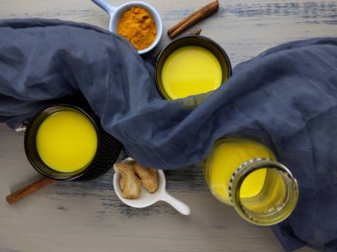 Turmerik latte ya da Hint Haldi Doodh süper yiyecekli zerdeçal.