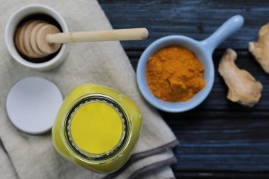 Zerdeçal latte, altın süt ya da iltihap önleyici Hint Hald.