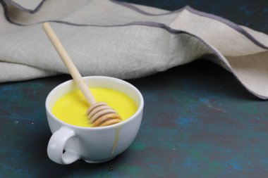 Zerdeçal latte, altın süt ya da iltihap önleyici Hint Hald.