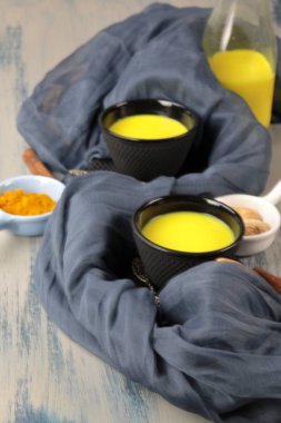 Zerdeçal latte, altın süt ya da iltihap önleyici Hint Hald.