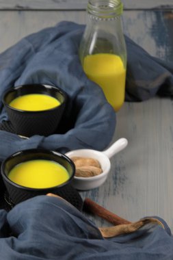 Zerdeçal latte, altın süt ya da iltihap önleyici Hint Hald.