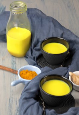 Zerdeçal latte, altın süt ya da iltihap önleyici Hint Hald.