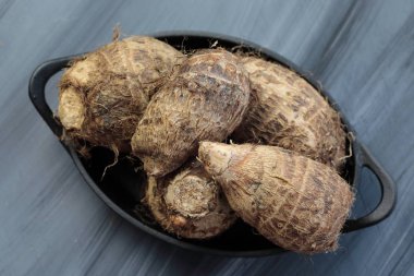 Taro kökleri, Colocasia ya da yer elması içeren bir conatiner.