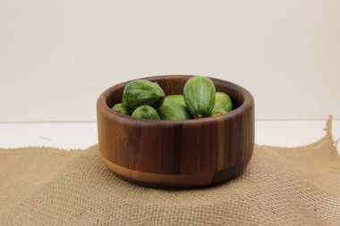 Parval ya da sivri su kabağı ahşap bir kaplamayla.