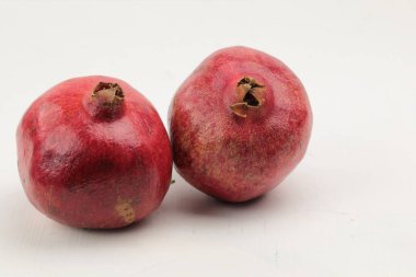 Kopya alanı olan ahşap bir arkaplanda kırmızı nar.