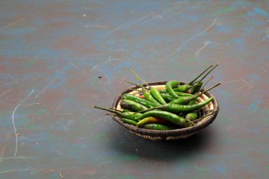 Yeşil Tayland biberli küçük bir sepet.
