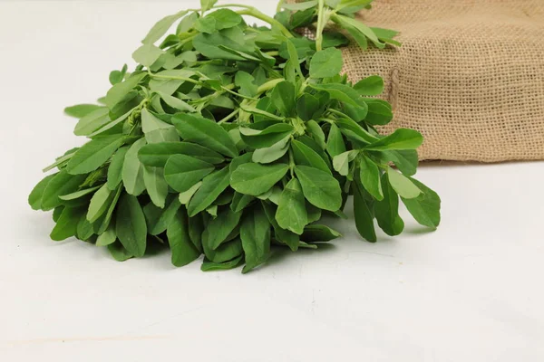 Folhas de feno-grego ou folhas de Methi em um saco de serapilheira — Fotografia de Stock