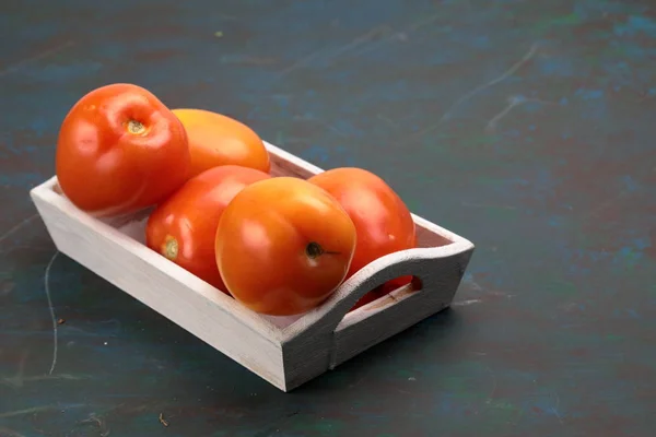 Ein Behälter mit frischen roten Tomaten — Stockfoto