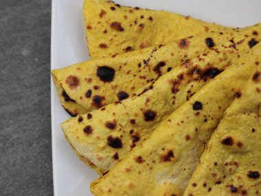 Ev yapımı glütensiz nohut unu Roti veya Besan Roti veya Chapa