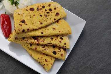 Ev yapımı glütensiz nohut unu Roti veya Besan Roti veya Chapa