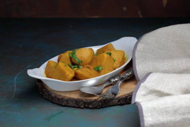 Ev yapımı Hint Taro kökü körisi ya da ahşap bir karamsarda patates körisi. 